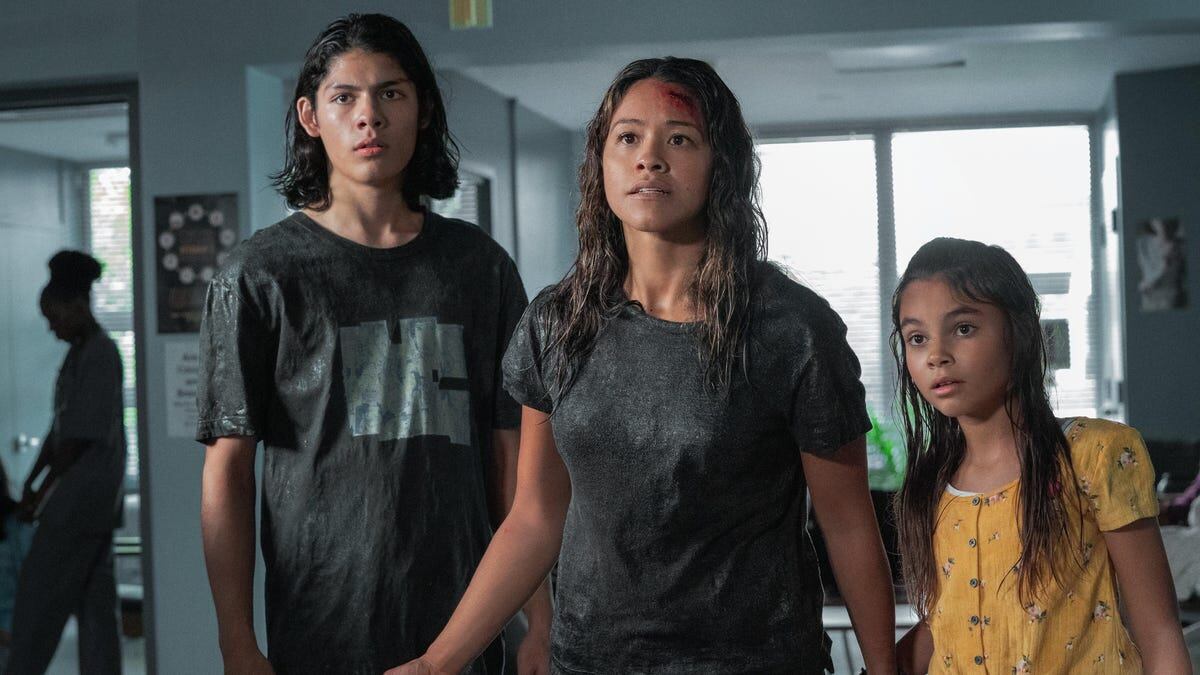 La protagonista es una joven viuda de origen latino, madre de un adolescente y una nena.