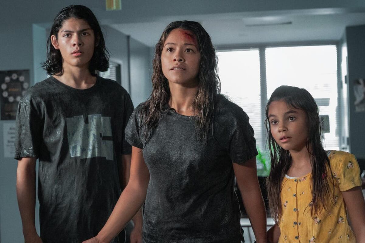 La protagonista es una joven viuda de origen latino, madre de un adolescente y una nena.