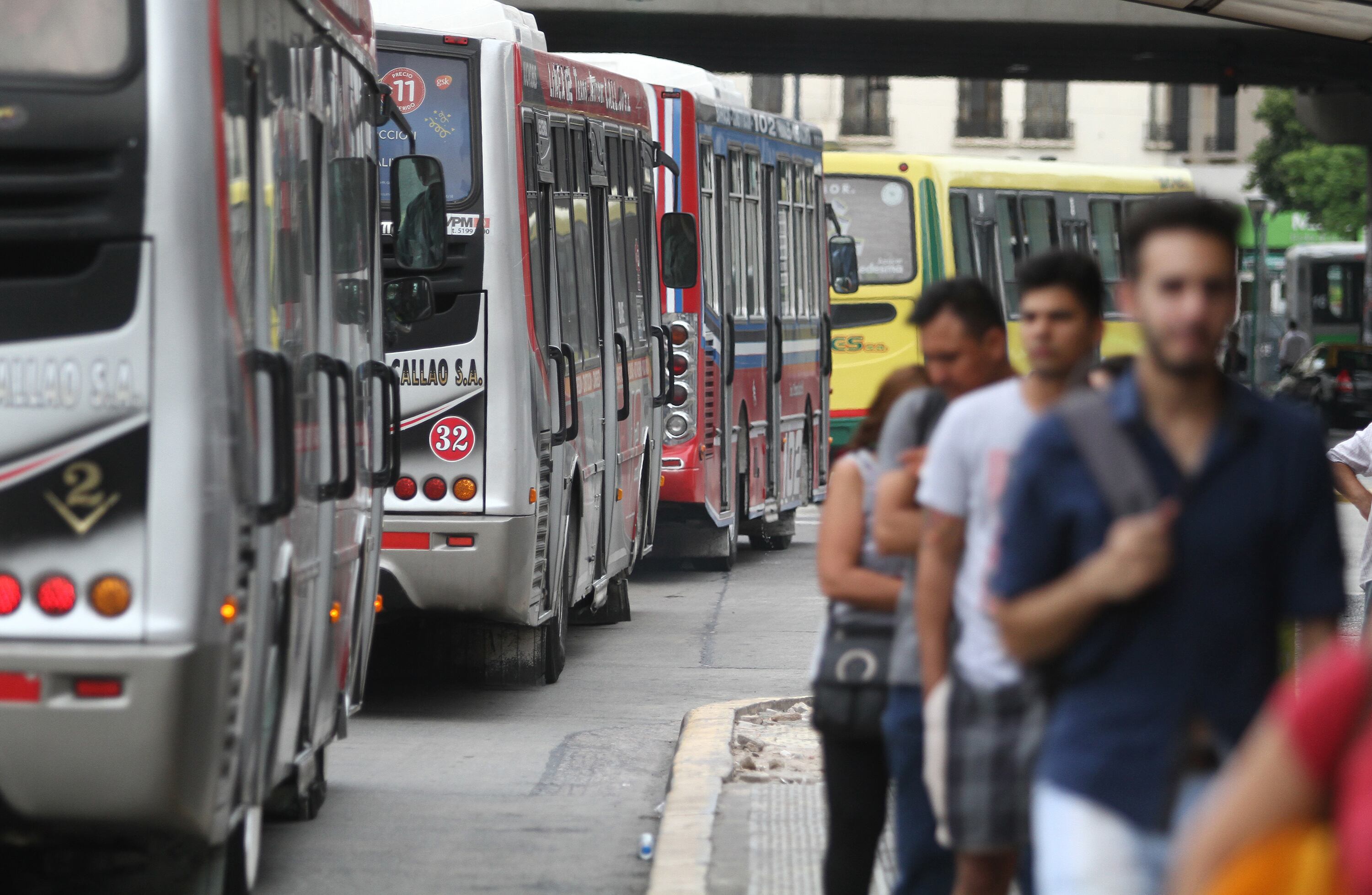 En el AMBA el boleto mínimo de colectivo cuesta menos de un tercio que en Córdoba y Santa Fe.