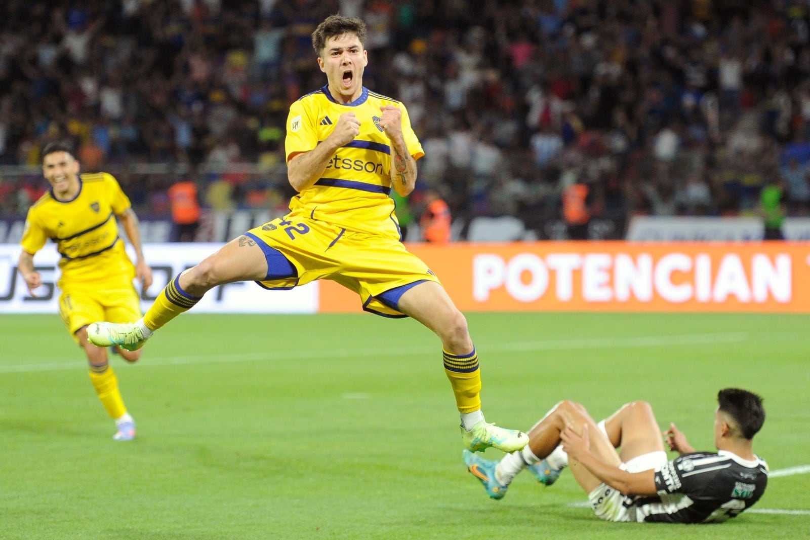 Lucas Blondel festeja el primer gol en la tarde-noche santiagueña.