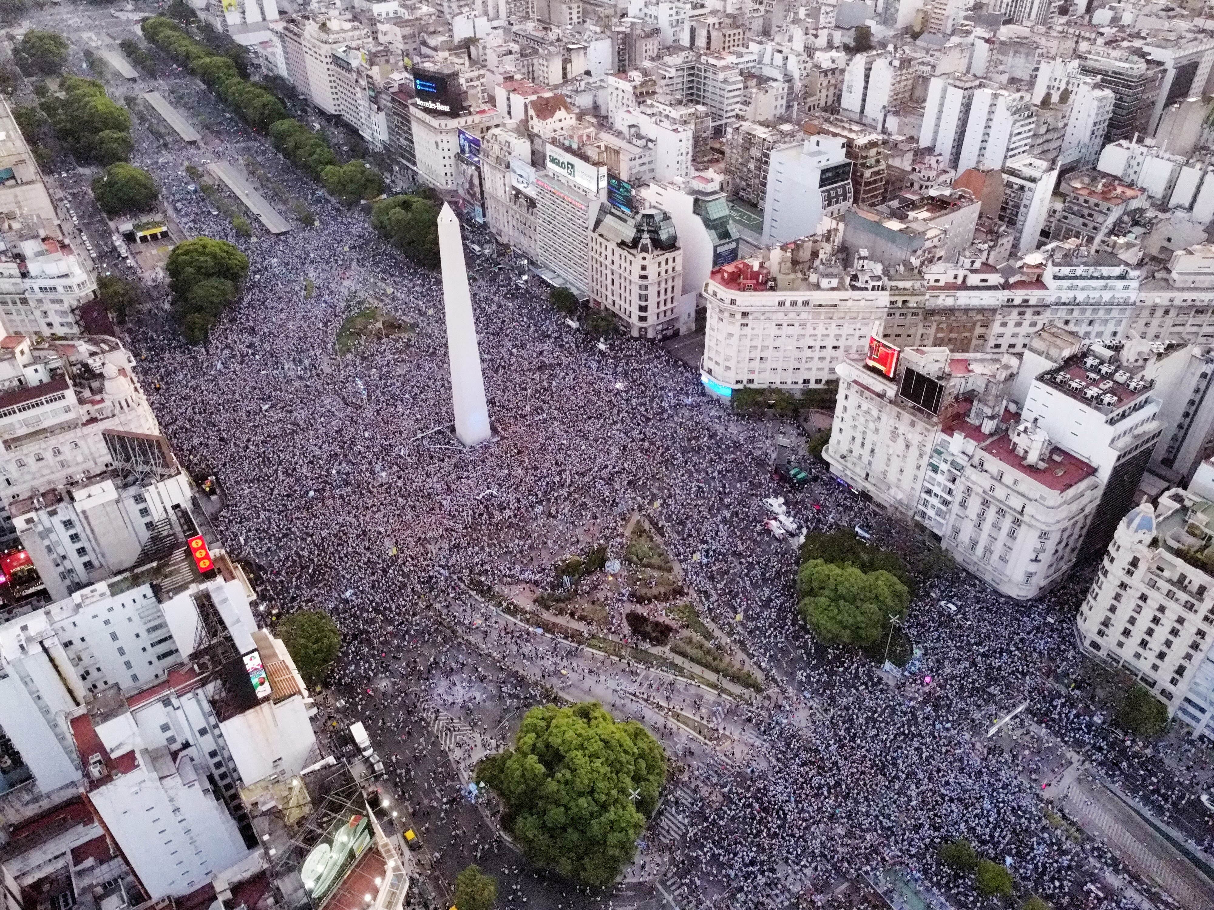 Así se celebró en el centro de la Ciudad de Buenos Aires el pase a la final de la Copa del Mundo 2022 de la selección argentina. (NA)