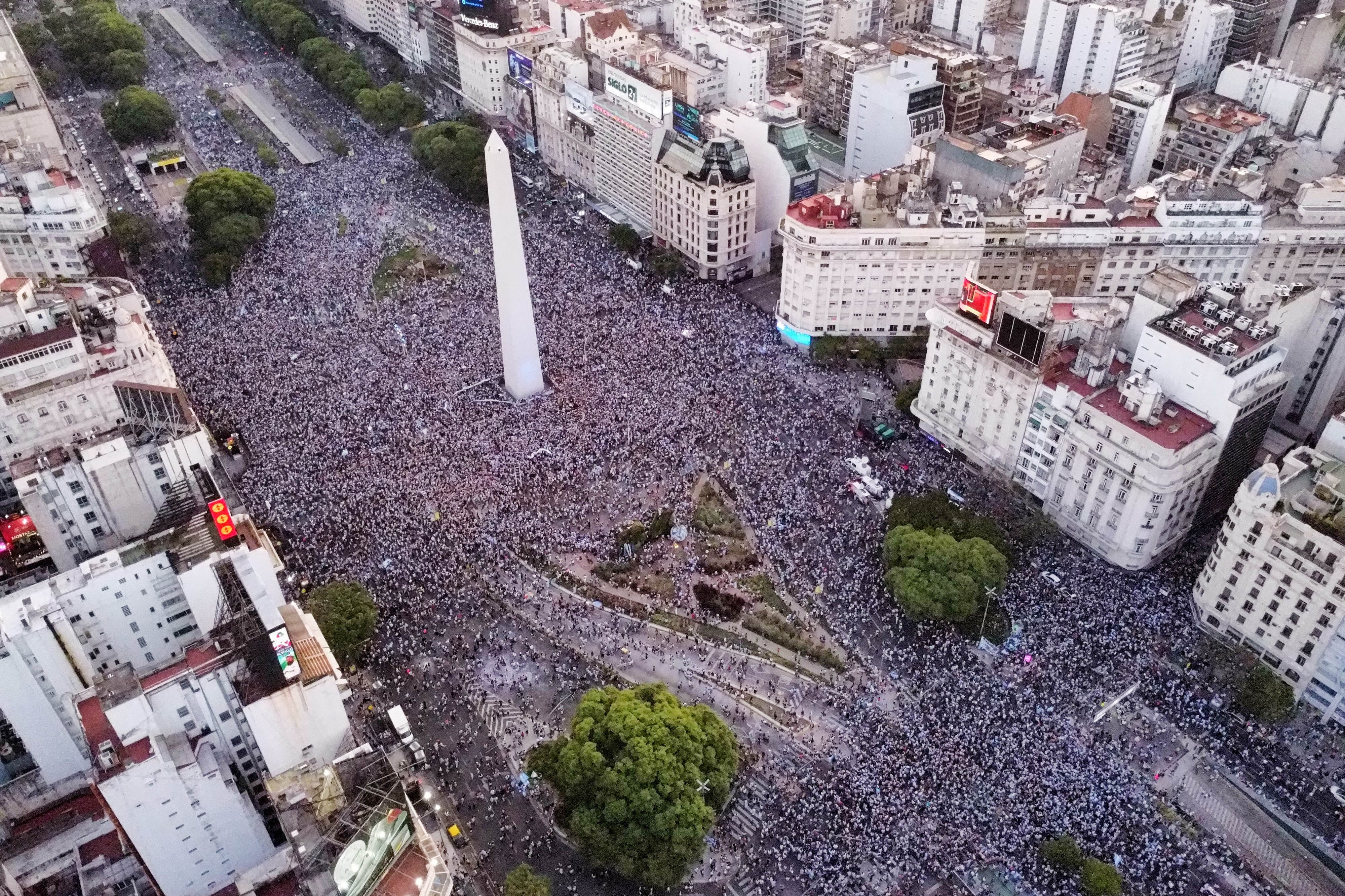 Así se celebró en el centro de la Ciudad de Buenos Aires el pase a la final de la Copa del Mundo 2022 de la selección argentina. (NA)