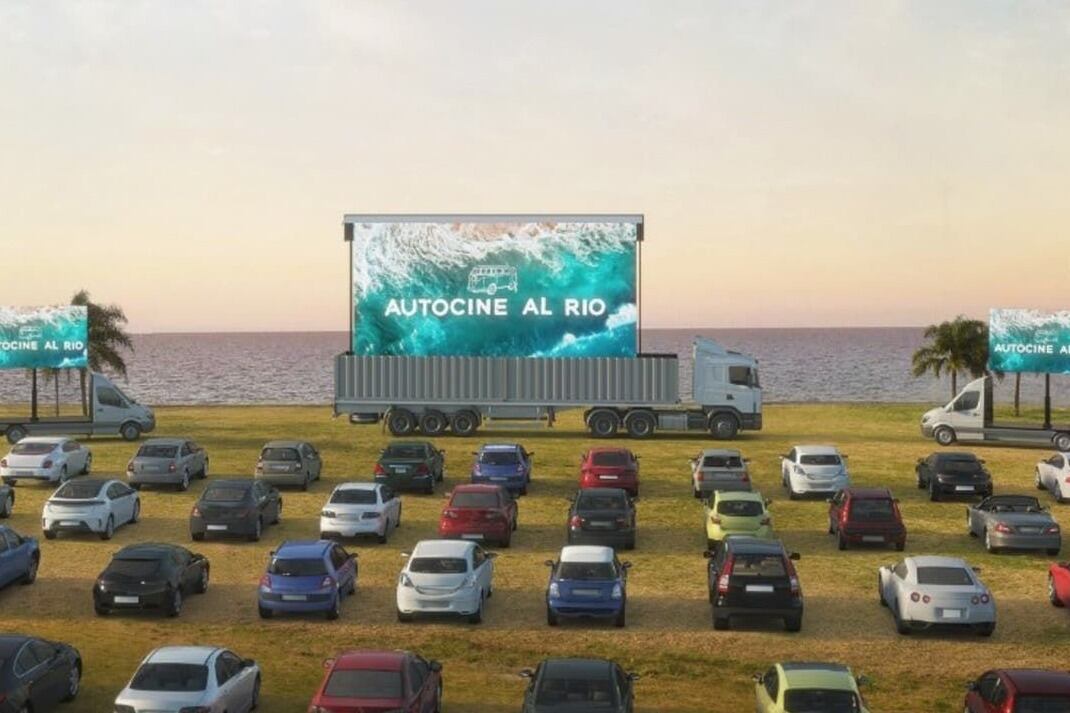 “Autocine al río”, es el nombre de la propuesta que desde este viernes tendrá lugar en el predio de un restaurant Malloy's, a orillas del Río de la Plata y la bajada de la calle Alvear.