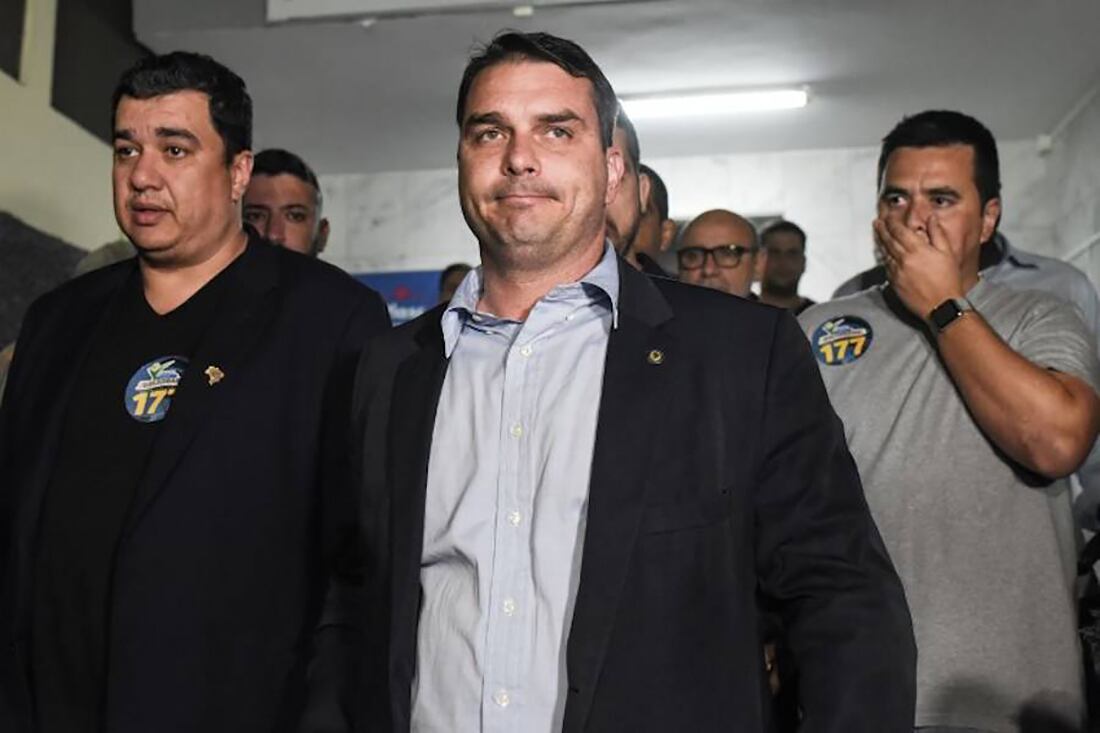 Flavio Bolsonaro, cercano al miliciano Adriano de Nóbrega.