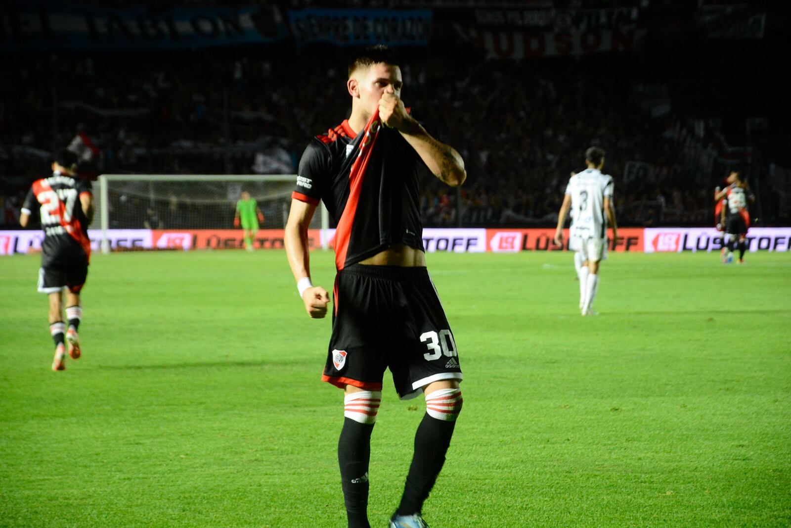 Mastantuono se dio el gusto de convertir a los 16 años y seis meses. Fue su cuarto partido en Primera.