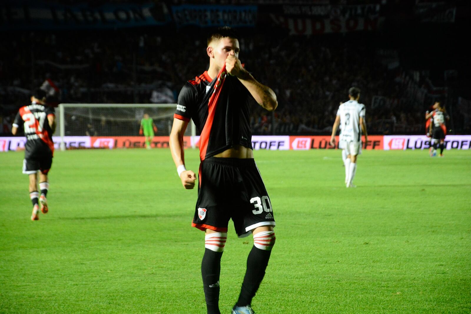 Mastantuono se dio el gusto de convertir a los 16 años y seis meses. Fue su cuarto partido en Primera.