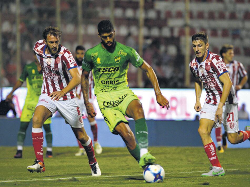 Alexander Barboza lleva la pelota.