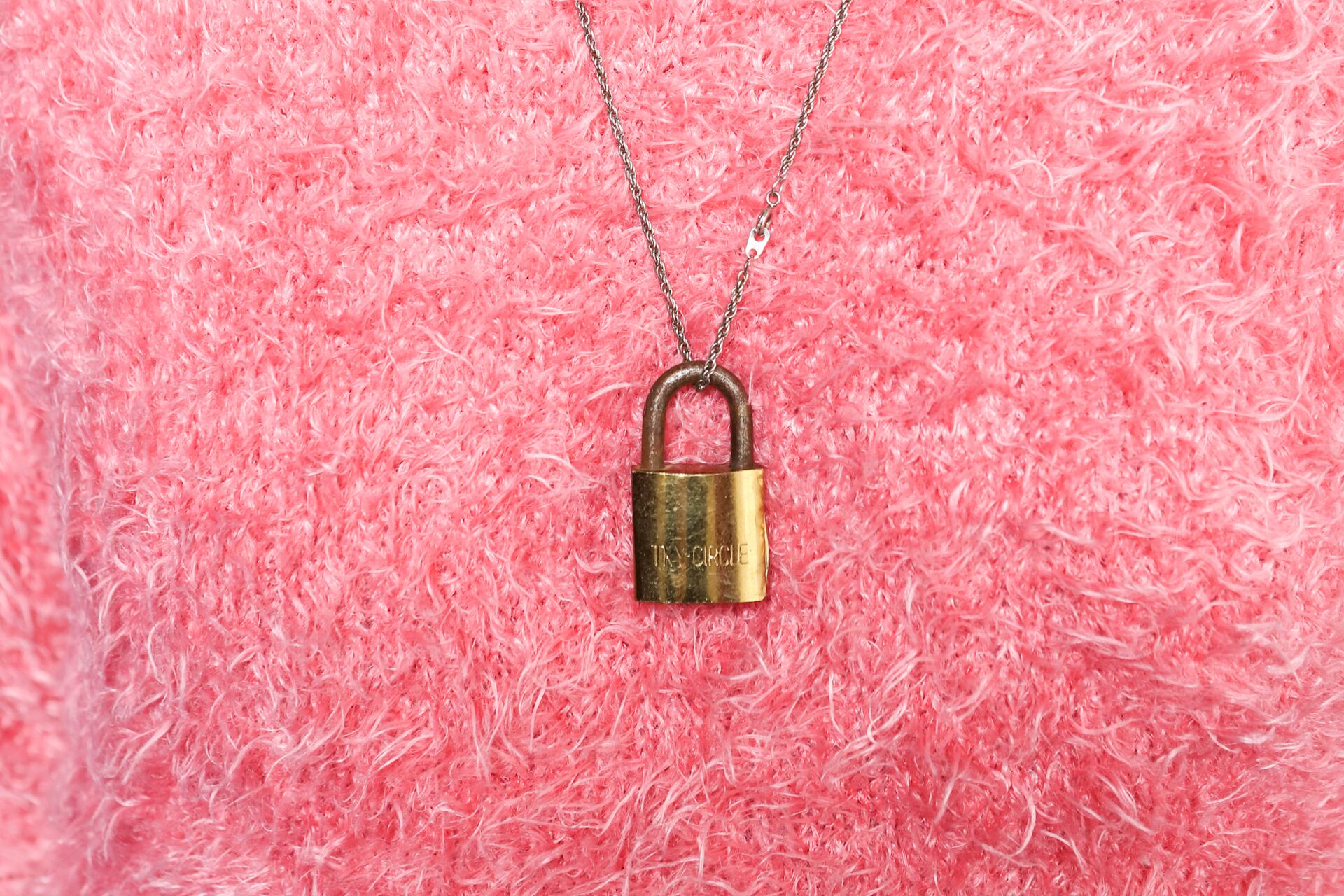 Una cadena autoimpuesta sobre fondo rosa ¿se parece a darle like a la propuestas ultraliberales de LLA?