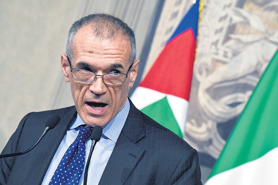 Carlo Cottarelli tiene que formar un gobierno provisorio.
