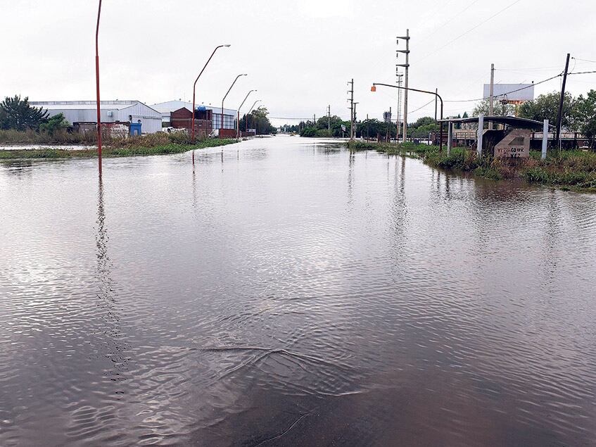 El agua es la misma pero el desmonte provoca que la tierra tenga diez veces menos capacidad de absorción.