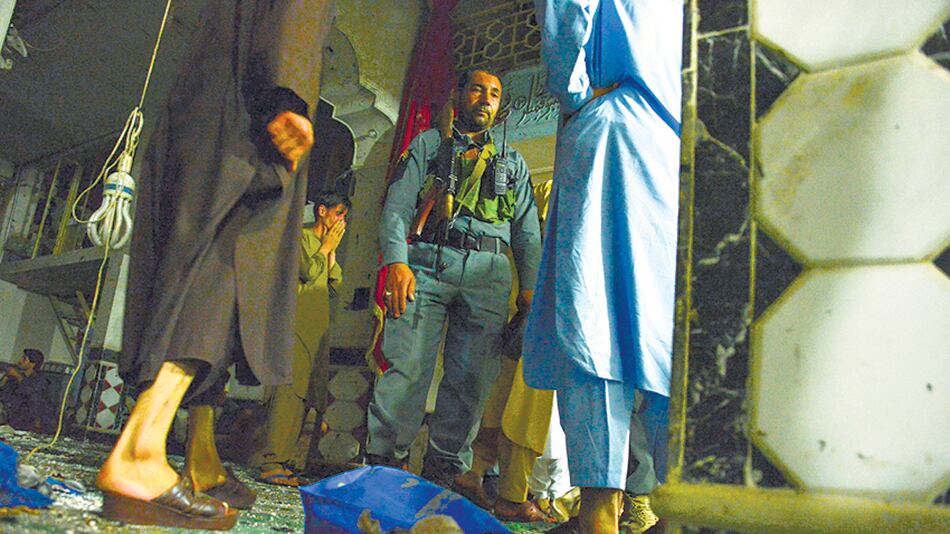 Después del atentado, un soldado afgano vigila la mezquita chiíta.