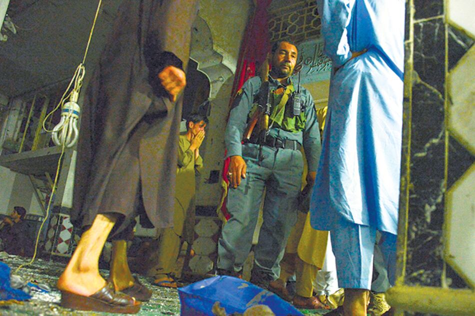 Después del atentado, un soldado afgano vigila la mezquita chiíta.