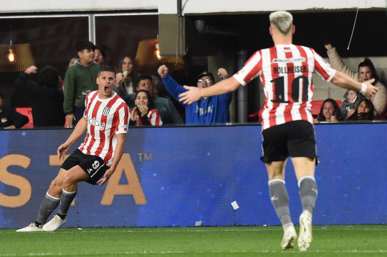 Carrillo abre la boca para gritar su gol
