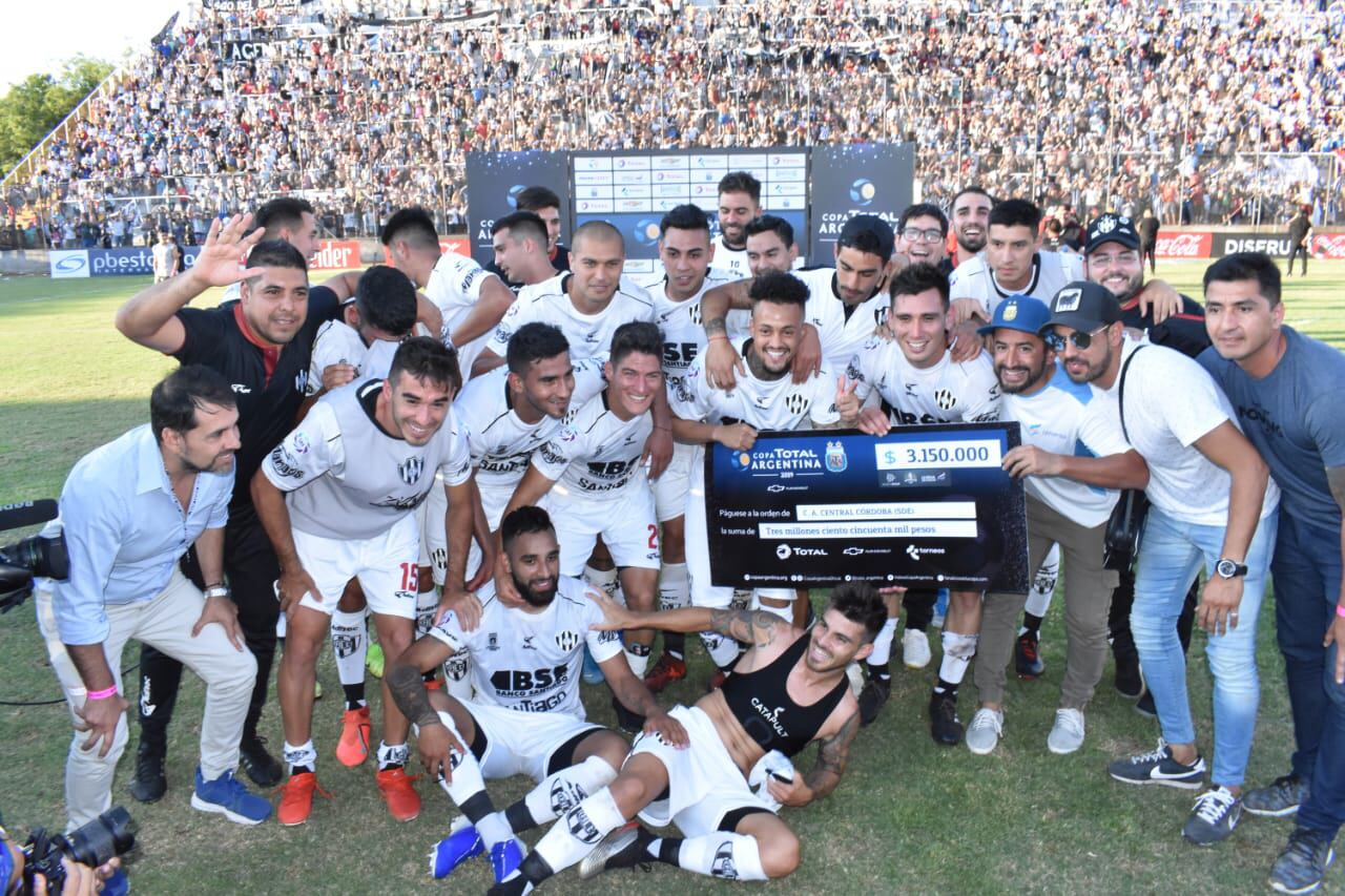 Festejo de los santiagueños tras la clasificación a la final de la Copa Argentina.
