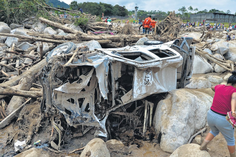 En Mocoa, todo es desastre y desesperación. Los equipos de rescate trabajan contrarreloj.