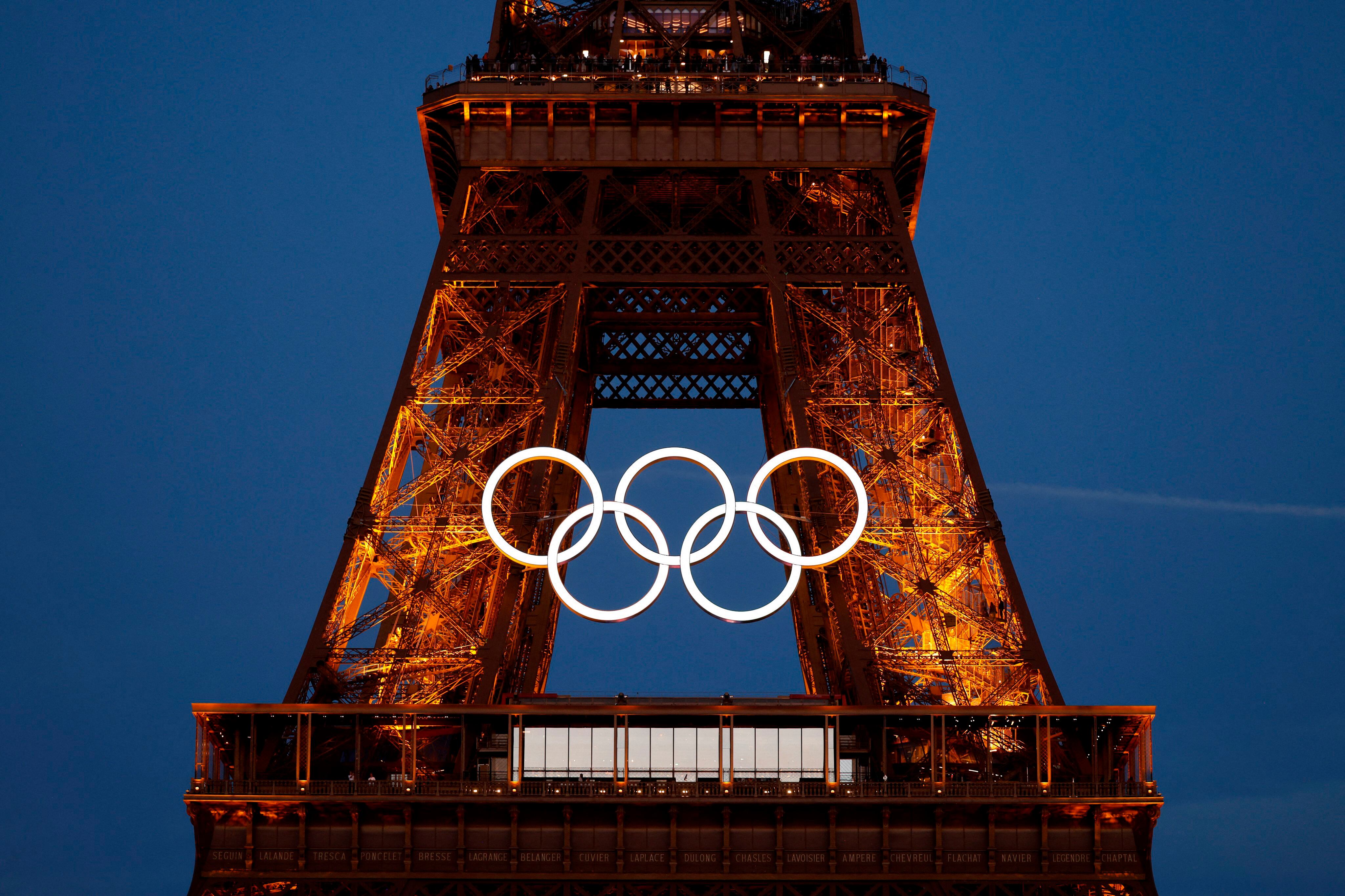 La emblemática torre mantendrá sus aros olímpicos.