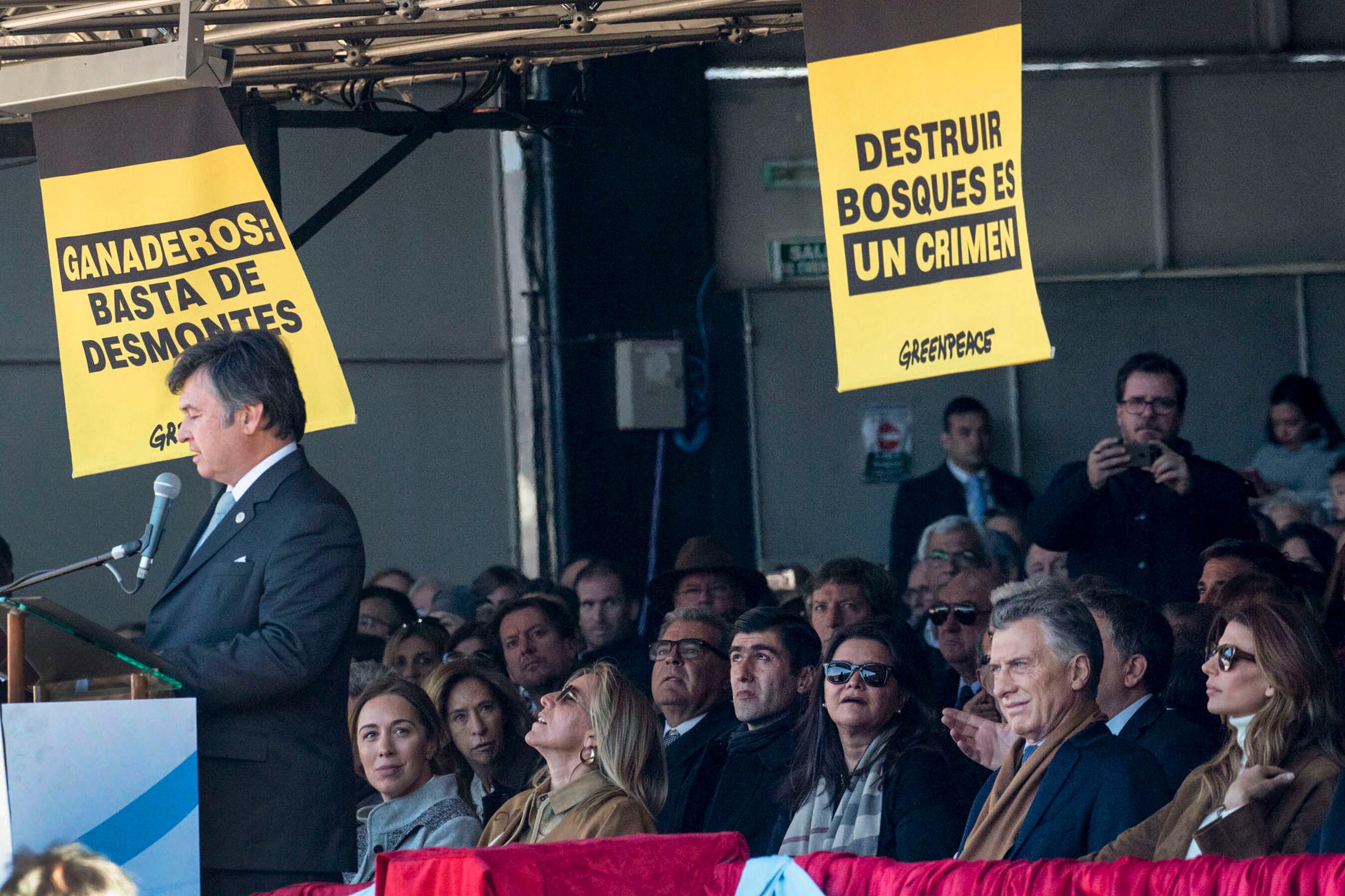 Los carteles de Greenpeace durante el acto en La Rural.