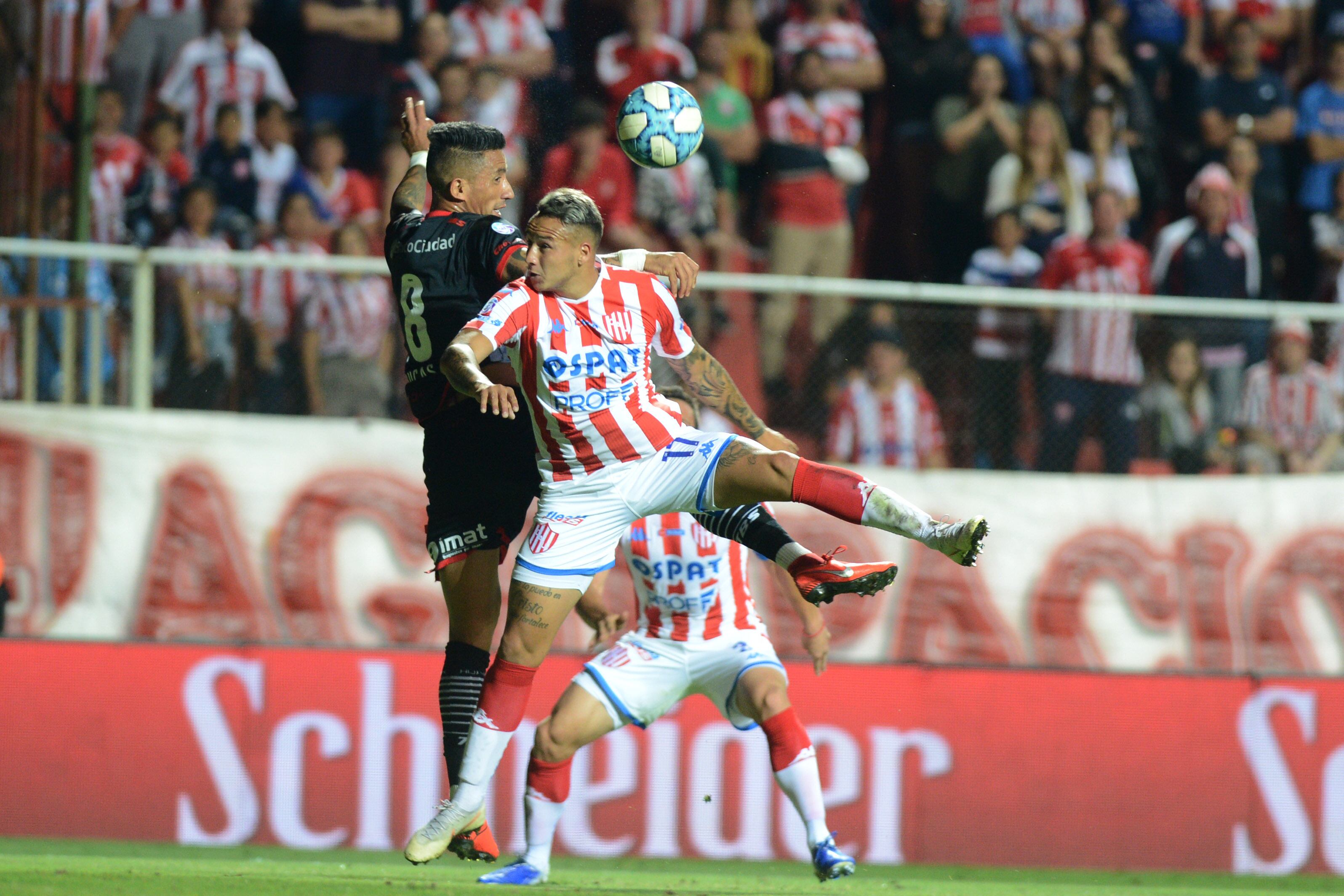 Unión de Santa Fe volvió al triunfo ante Huracán.