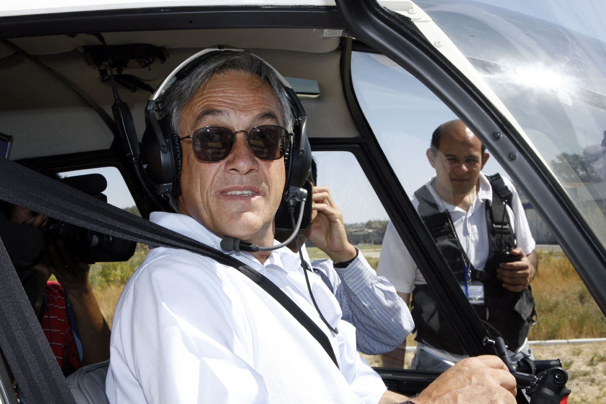 Sebastián Piñera, al mando de un helicóptero