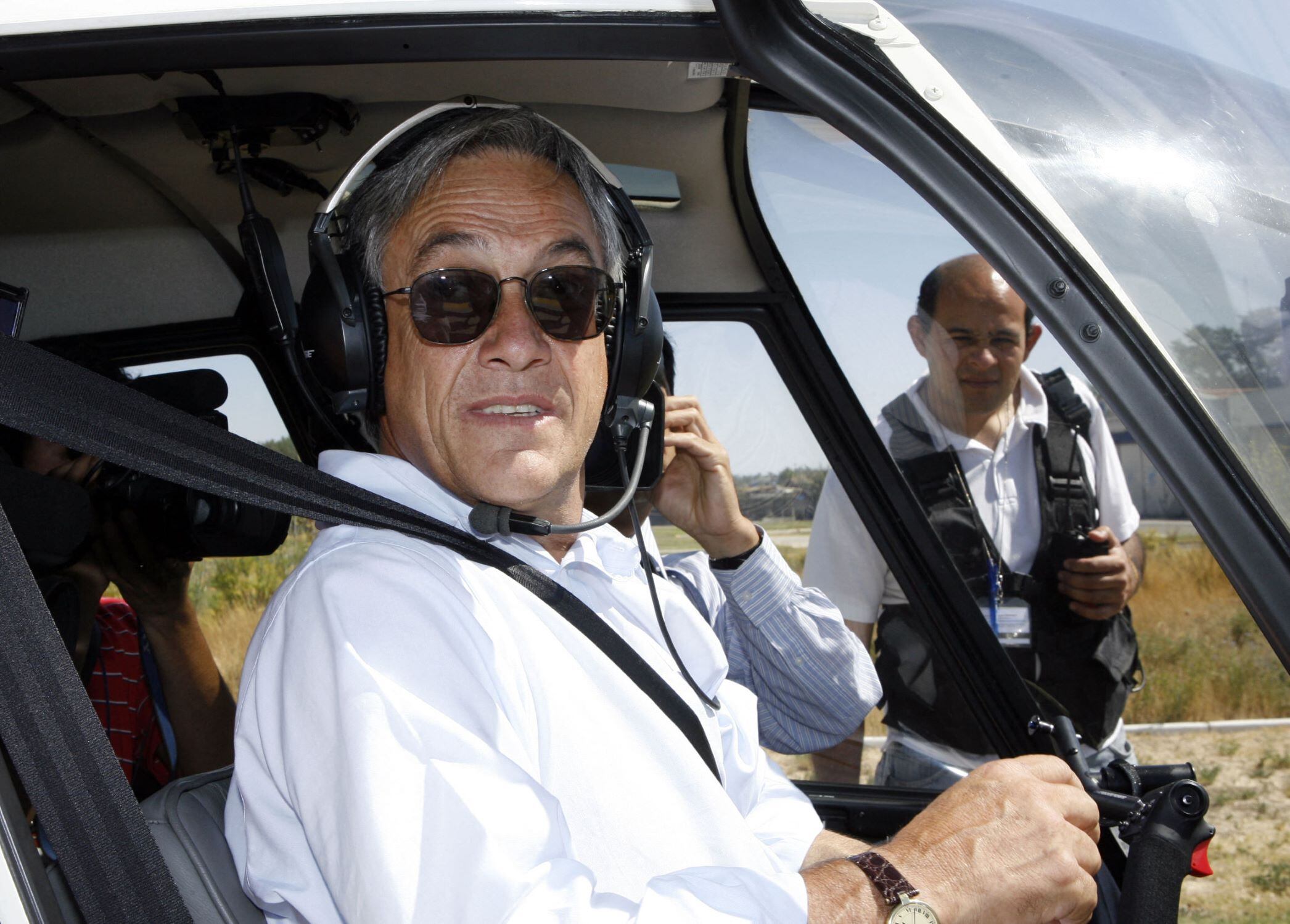 Sebastián Piñera, al mando de un helicóptero