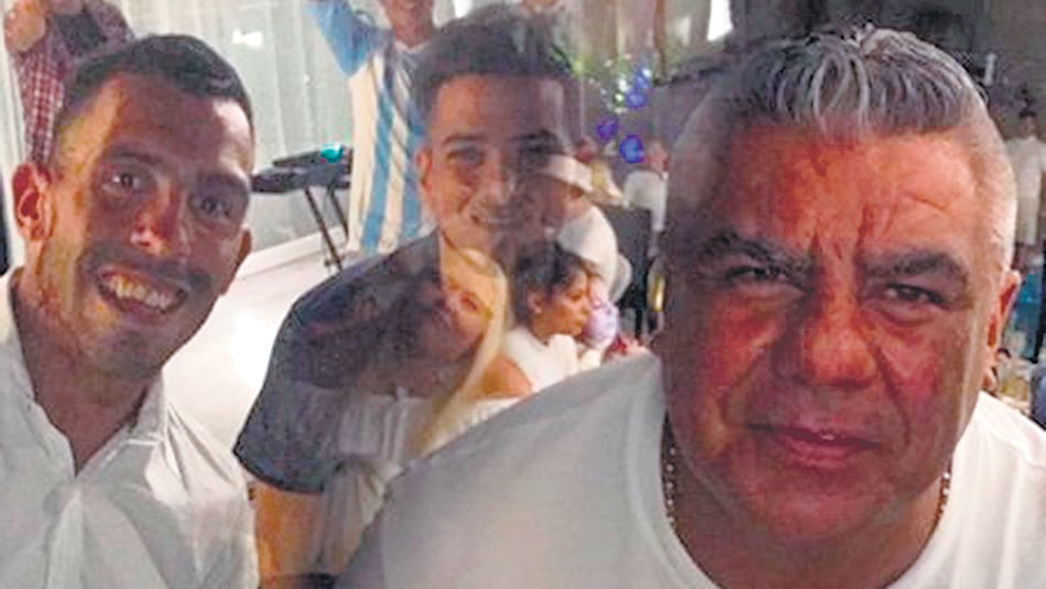 Tevez y Tapia, juntos de festejo.