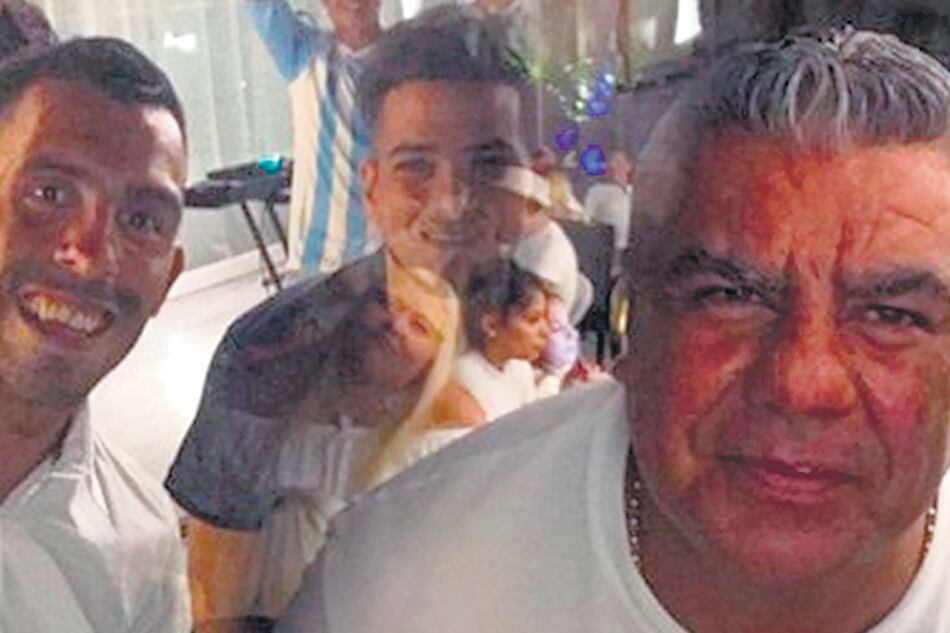 Tevez y Tapia, juntos de festejo.