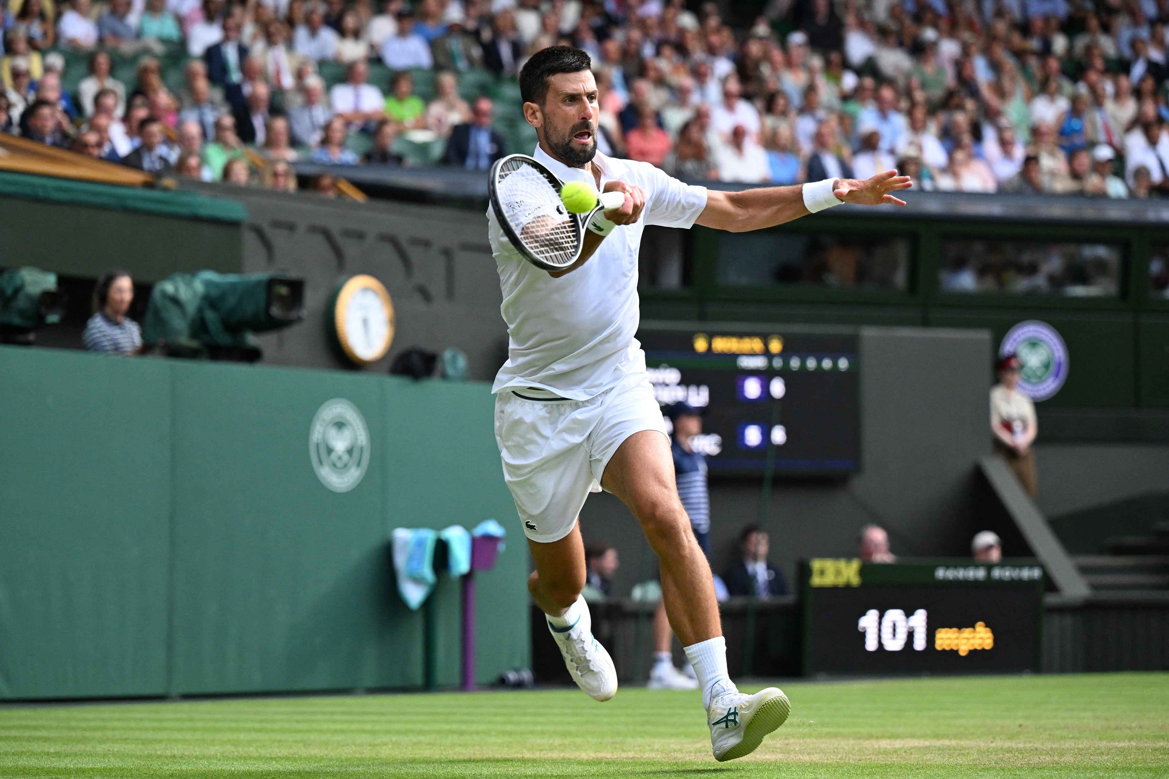 Novak Djokovic, siete veces campeón en Wimbledon, sigue en carrera.