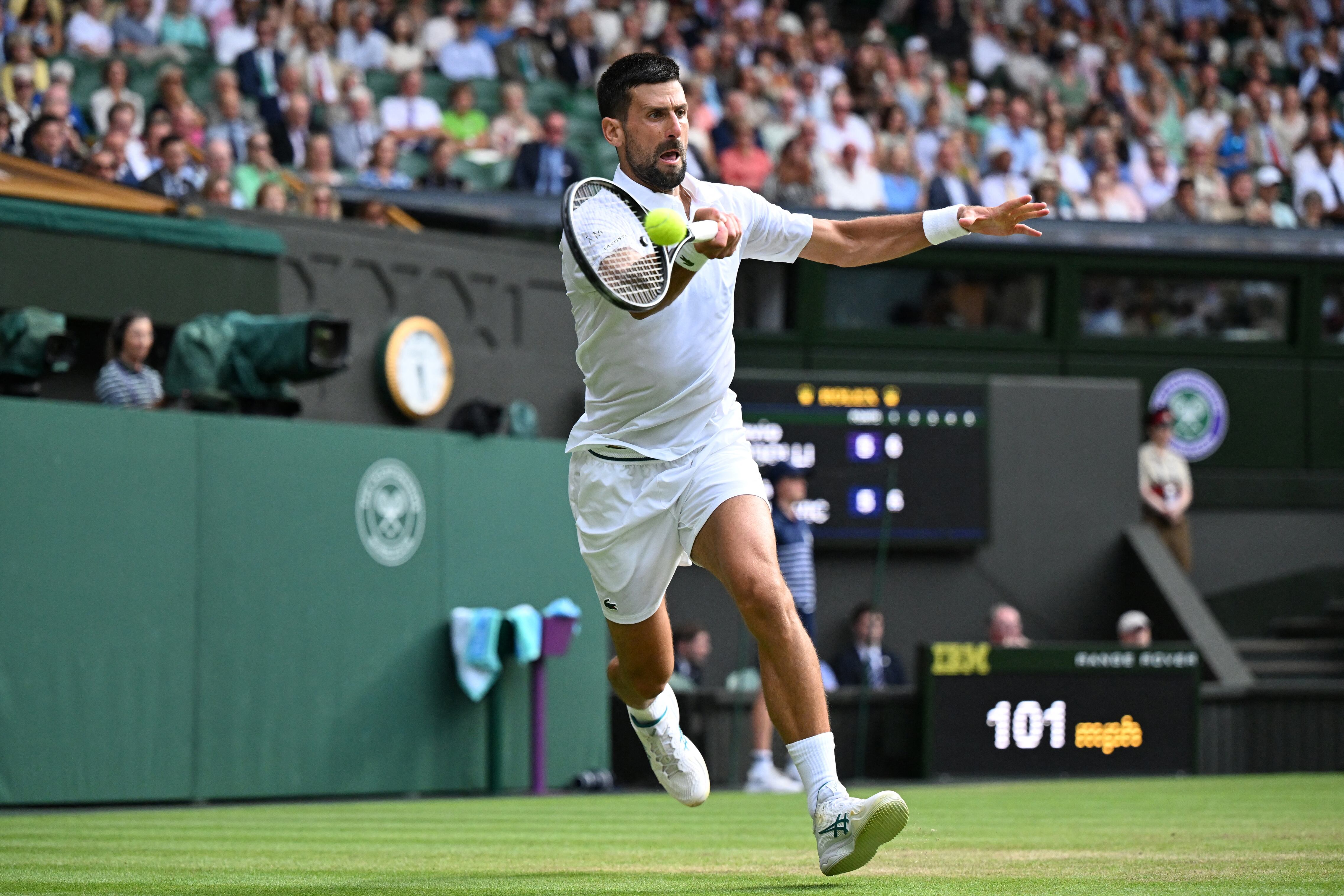 Novak Djokovic, siete veces campeón en Wimbledon, sigue en carrera.