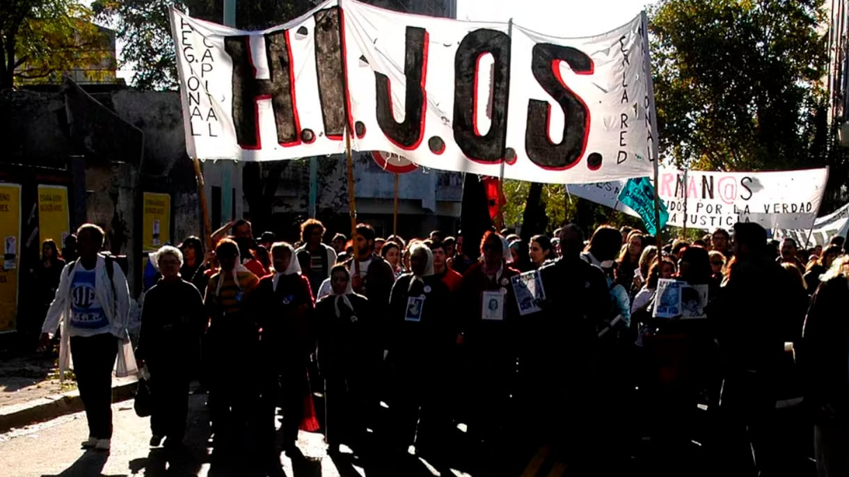 La víctima milita en HIJOS y su identidad fue preservada para evitar exponerla.