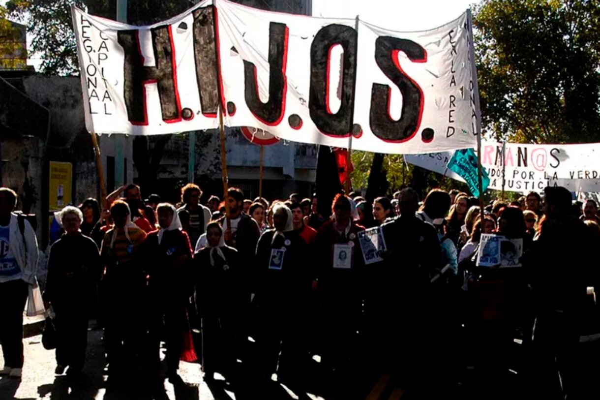 La víctima milita en HIJOS y su identidad fue preservada para evitar exponerla.