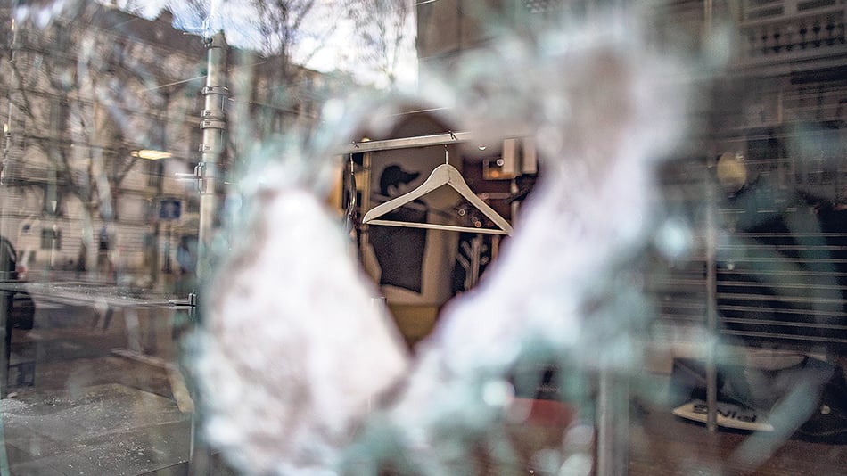 Hubo comercios atacados en París durante la protesta y represión.
