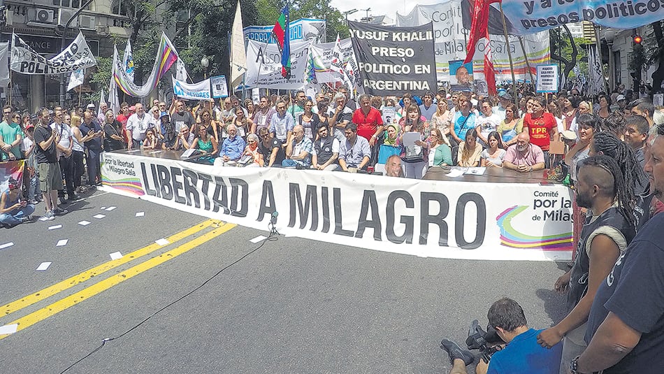 “Estamos aquí para denunciar la detención injusta, arbitraria, ilegal”, dijeron ayer en la marcha.