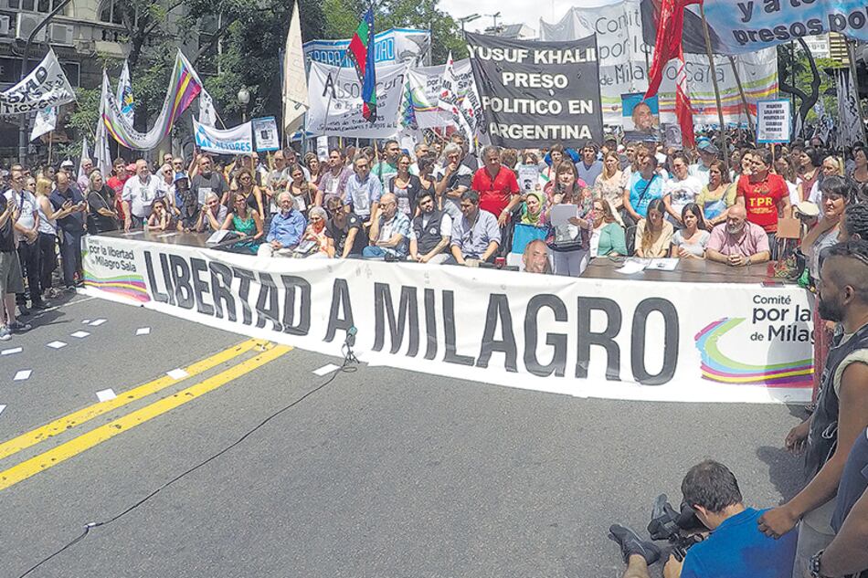 “Estamos aquí para denunciar la detención injusta, arbitraria, ilegal”, dijeron ayer en la marcha.