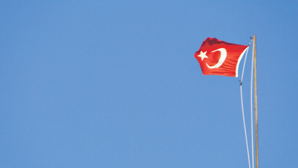La bandera turca ondea sobre las ruinas del castillo bizantino de Mileto.