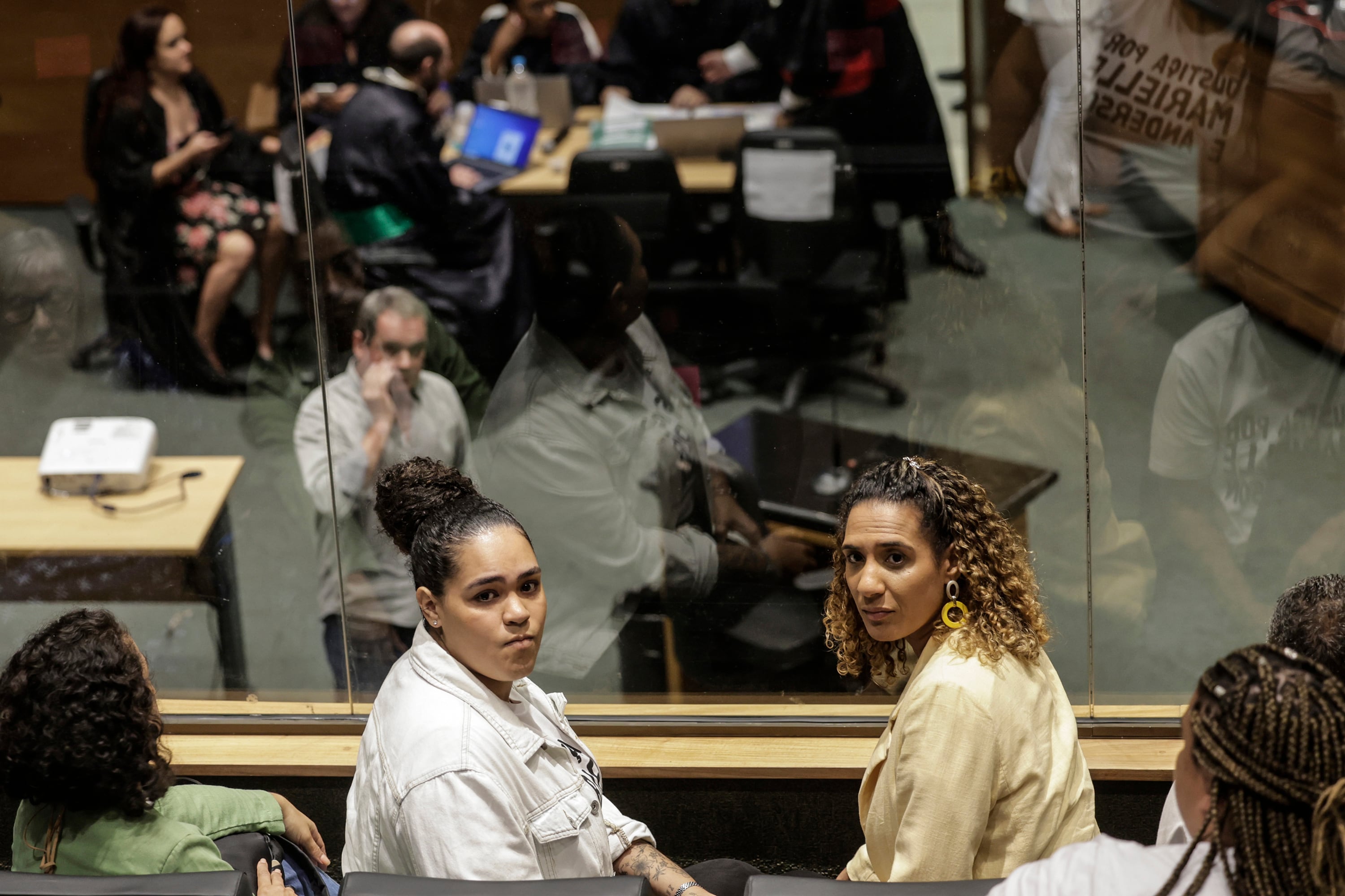 Luyara y Arielle, hija y hermana de Marielle Franco, asisten al juicio. 