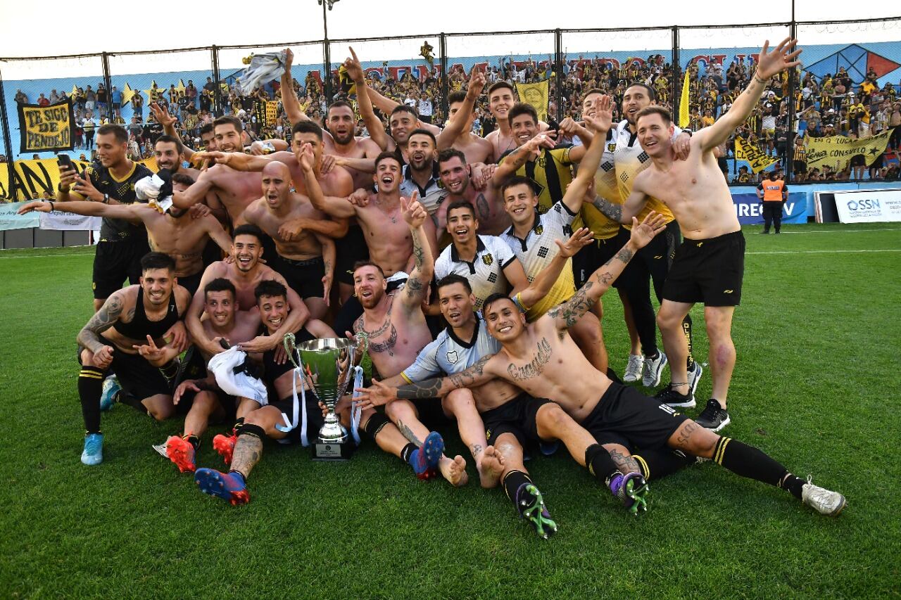 Toda la felicidad del plantel chubutense que subió a la Primera Nacional