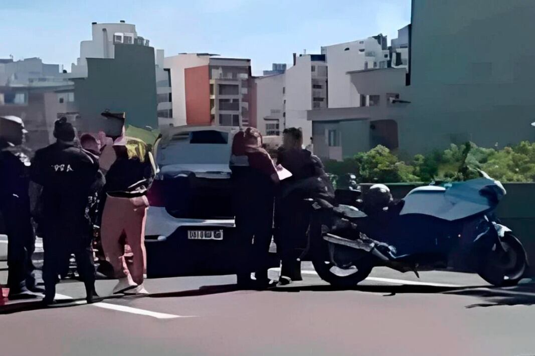 Los policías iban en moto y los delincuentes, en auto.