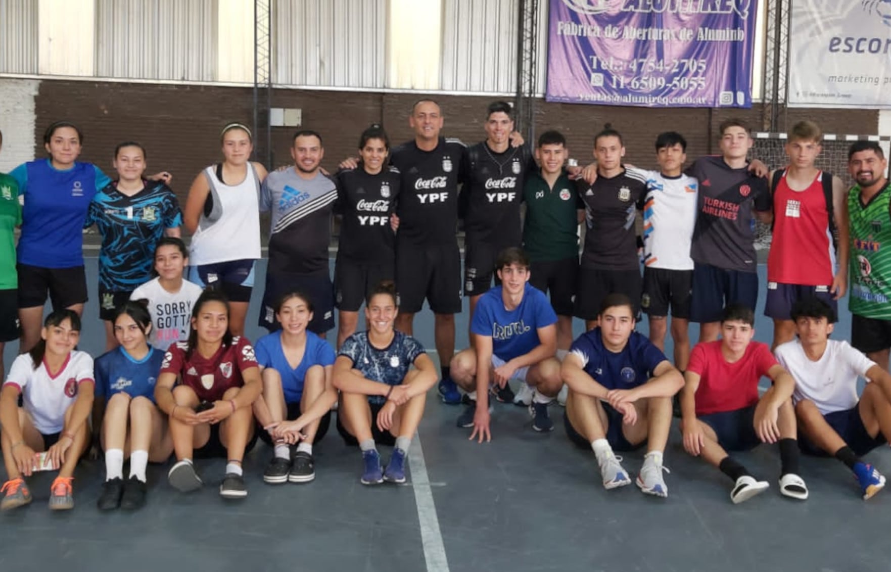 Nahir Delgado con el equipo de la selección en el CeNARD.