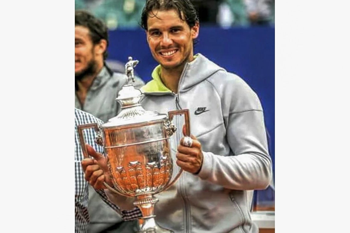 Rafael Nadal, con el viejo trofeo del Campeonato del Río de la Plata