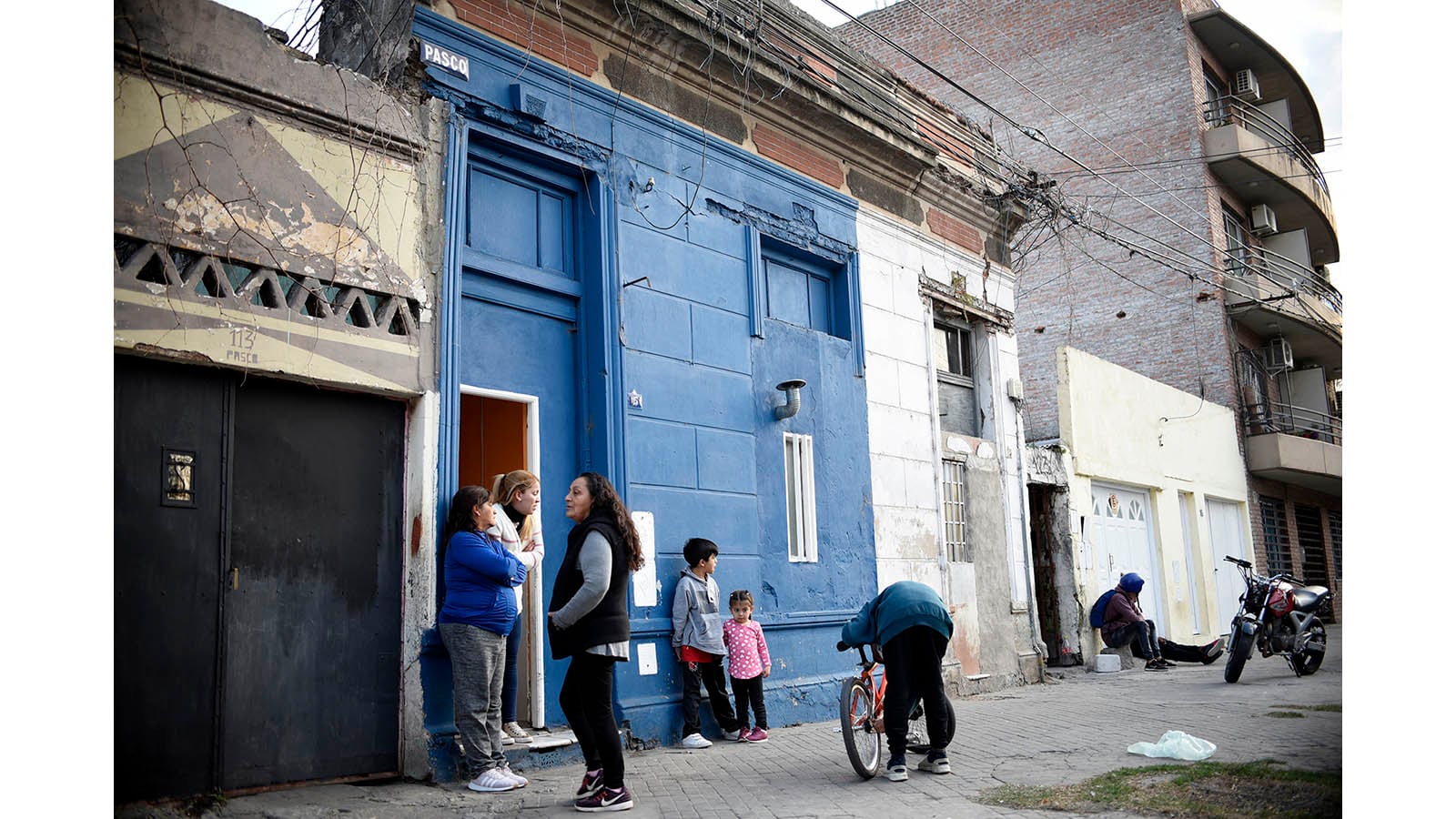 Vecinos residen en algunos casos desde hace 60 años en Pasco y Necochea.