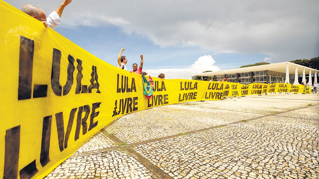 Simpatizantes de Lula se manifiestan frente a la sede del STF en Brasilia antes del fallo de ayer.