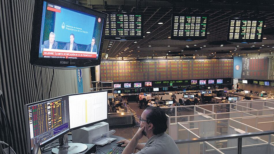 El Banco Central volvió a operar con el dólar futuro, echando por tierra con sus promesas.