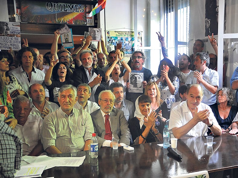 Maier, Rodríguez Saá, Verbitsky, Almeida, Zaffaroni y Yasky, entre otros, ayer, en la sede porteña de la Tupac Amaru.