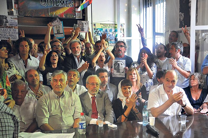 Maier, Rodríguez Saá, Verbitsky, Almeida, Zaffaroni y Yasky, entre otros, ayer, en la sede porteña de la Tupac Amaru.