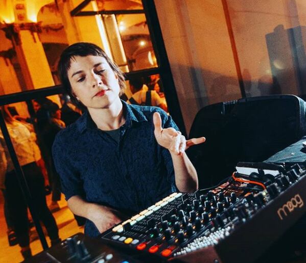 Barda, curadora de "Sílice" y participante con el track "Qanun", 
armando la pista pre-COVID-19.