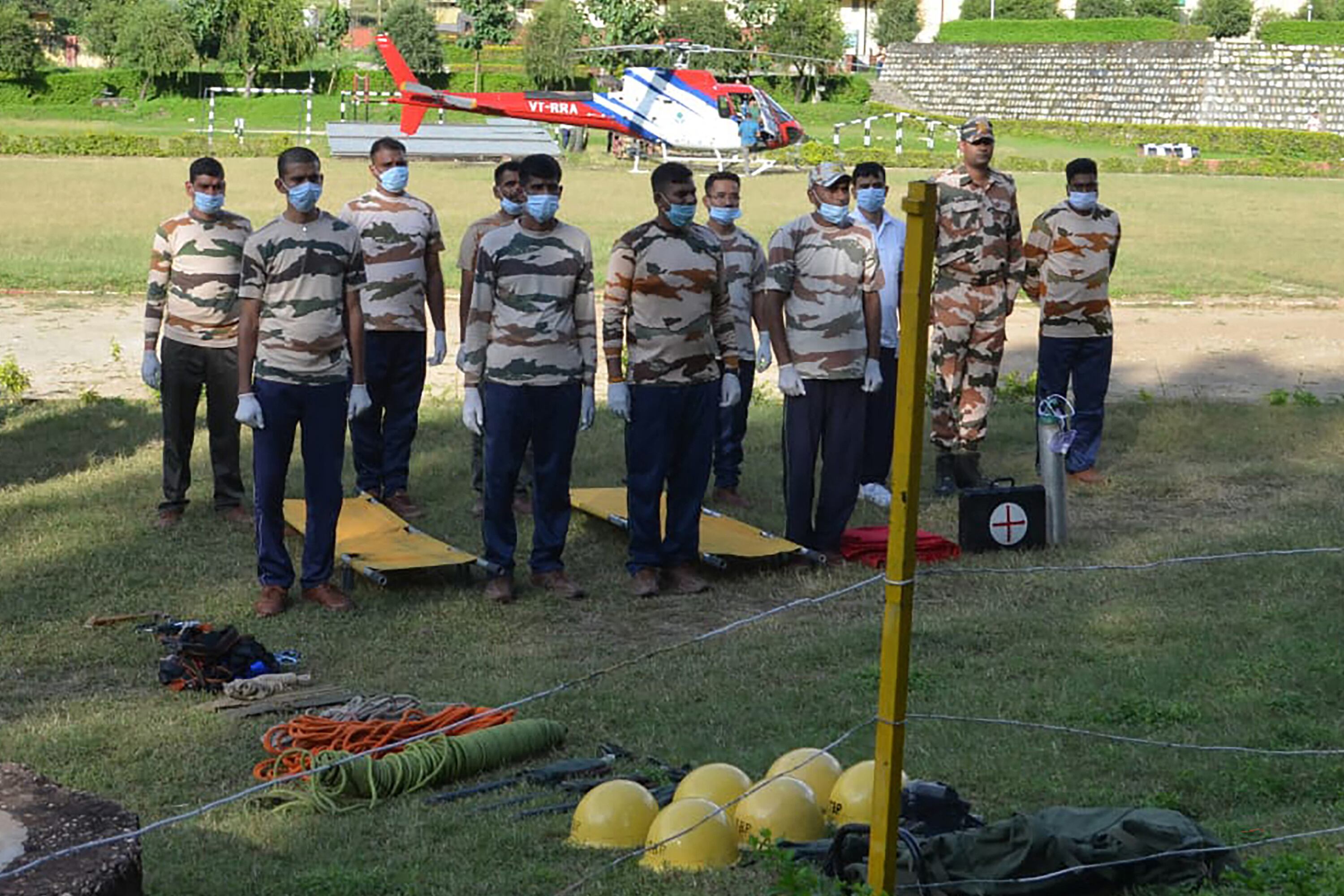 Un grupo de resctatistas en la frontera entre India y Tíbet.