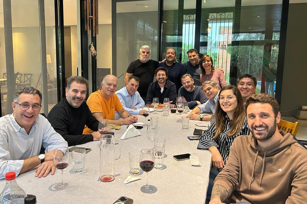 Grindetti, Ritondo y los comensales en la sobremesa bullrichista del jueves.