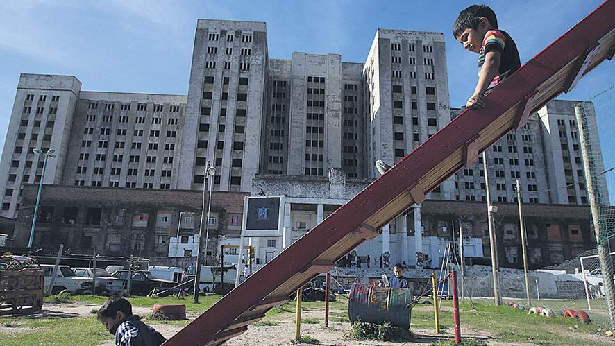 El Elefante Blanco, con sus 70 familias cuyas viviendas están adosadas a las paredes de la mole.