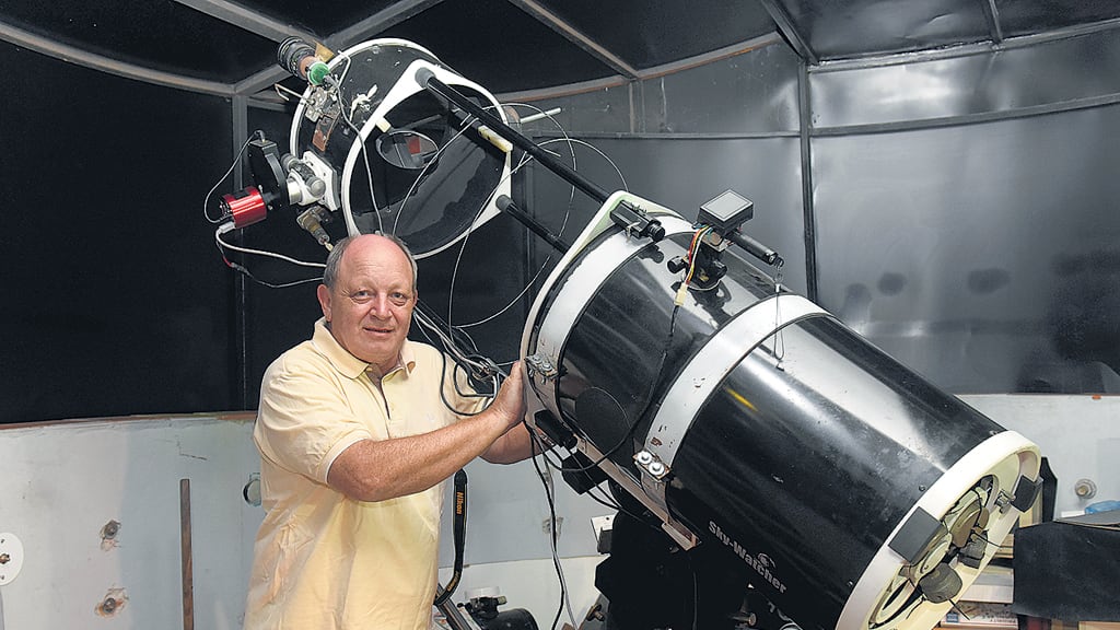 Gustavo Buso en el observatorio que construyó en su casa de la ciudad de Rosario.