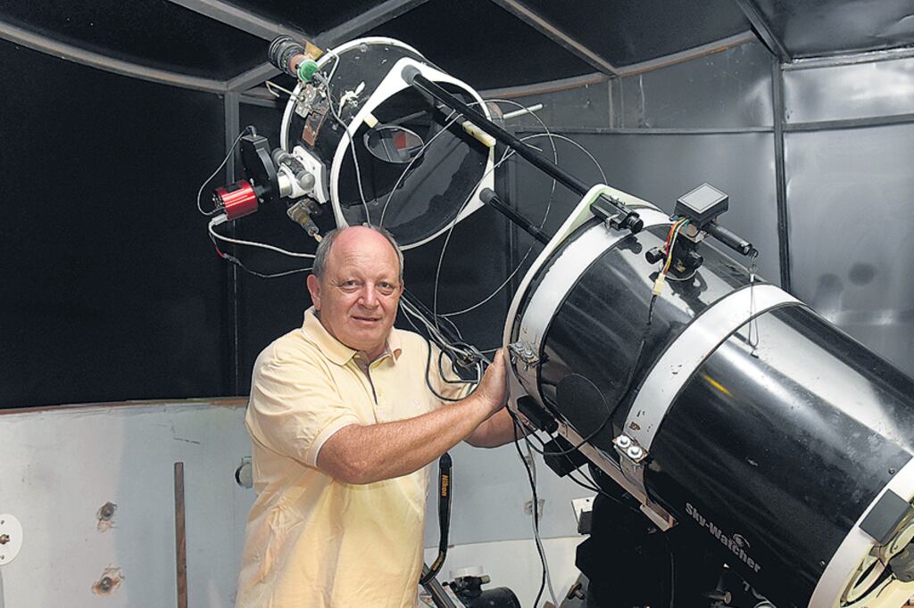 Gustavo Buso en el observatorio que construyó en su casa de la ciudad de Rosario.